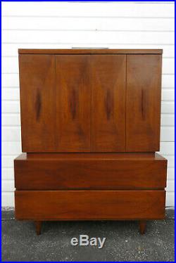 Mid Century Modern Chest of Drawers by American of Martinsville 9885